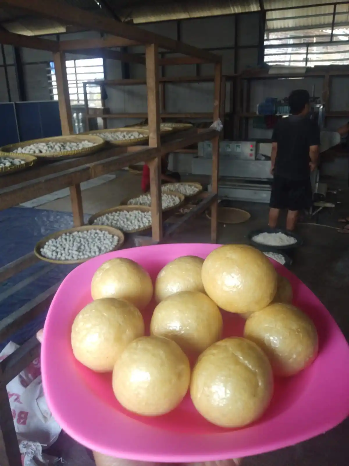 Tahu bulat mentah siap goreng