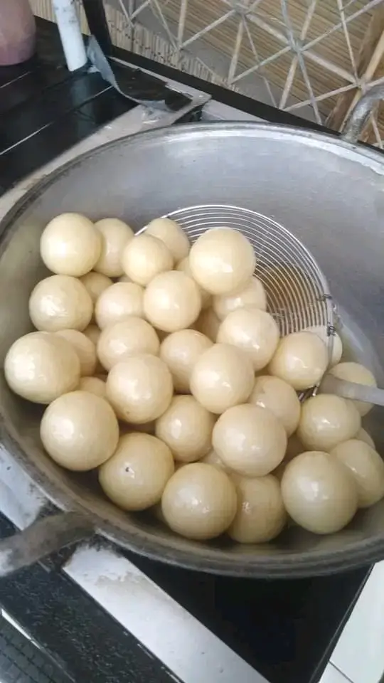 Foto penjual tahu bulat terdekat dengan stok siap goreng